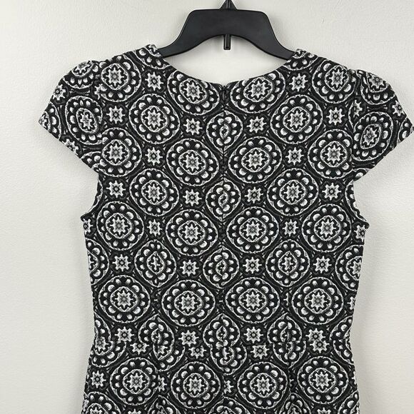 Betsey Johnson Black Gray Medallion Cap Sleeve Knit Sheath Dress Size 8 Stretch - Picture 10 of 10
